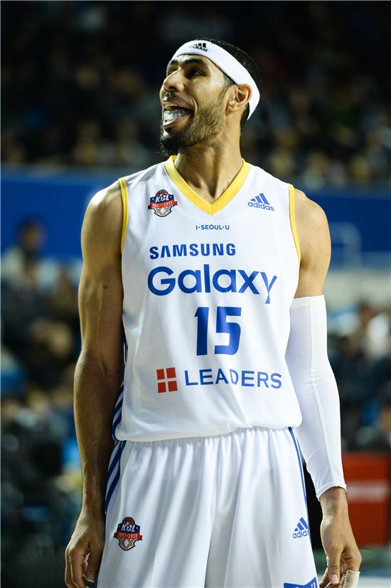 외곽수비 안되는 KCC, 삼성 3점 폭격에 4연패