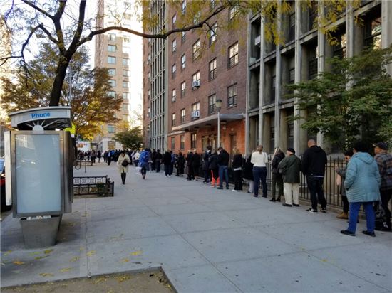 제 45대 미국 대통령 뽑기 위한 선거일인 8일(현지시간) 오전 11시 유권자들이 뉴욕 맨해튼 89번가에 위치한 퍼블릭 스쿨 116에서 투표를 하기 위해 줄을 서 있다. 줄의 길이는 시간이 가면 갈수록 더 해졌다. 쌀쌀한 날씨에도 뉴욕 시민들은 차분히 자신의 차례를 기다렸다. 

