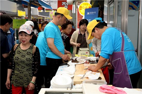 성동구, 활어 맛보는 뚝도활어시장 대축제 열어 