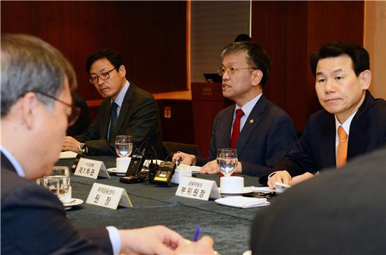 최상목 기획재정부 1차관(오른쪽 두번째)이 9일 오전 서울 은행회관에서 미국 대선결과에 따른 금융시장 불안에 대응하기 위해 거시경제금융회의를 주재하고 있다.