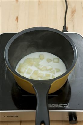 2. 감자 샐러드를 만든다. 감자는 깍두기 모양으로 썰어 냄비에 담고 우유 1컵을 부어 푹 삶는다.