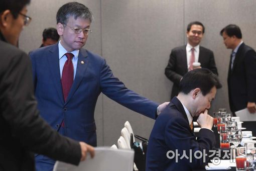 [포토]인사하는 최상목 차관-정은보 부위원장 