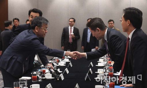 [포토]인사하는 최상목 차관-장병화 부총재 