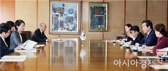 [포토]이낙연 전남지사, 오마가리 아키에 후쿠오카현 부지사와 면담