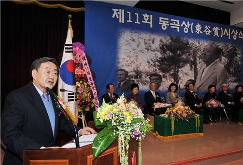 8일 제11회 동곡상 시상식에 참석한 김준기 동부그룹 회장이 인사말을 하고 있다. 