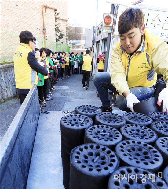 [포토]사랑의 연탄으로 따뜻한 겨울나세요