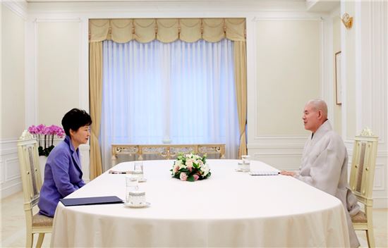 박근혜 대통령은 9일 청와대에서 대한불교 조계종 총무원장 자승 스님을 만나 국정 현안에 관한 견해를 청취했다. <사진 제공: 청와대>