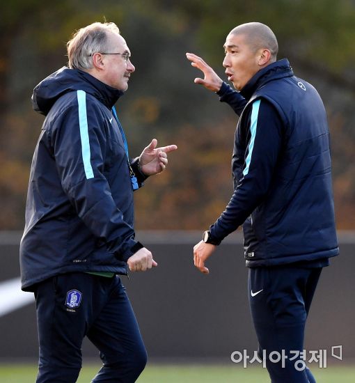 울리 슈틸리케 축구대표팀 감독과 차두리 전력분석관 [사진=김현민 기자]