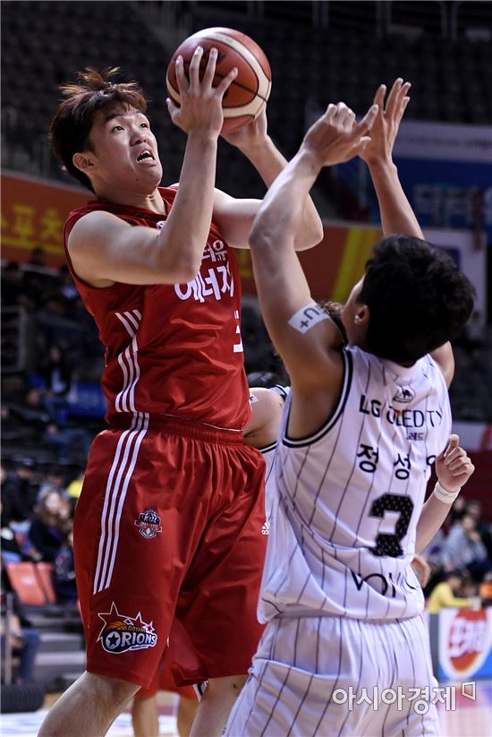 [포토]골밑슛 시도하는 오리온 이승현