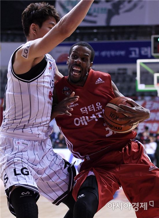 [포토]헤인즈, '저리 비켜'