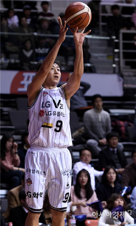 [포토]3점슛 성공시키는 김영환