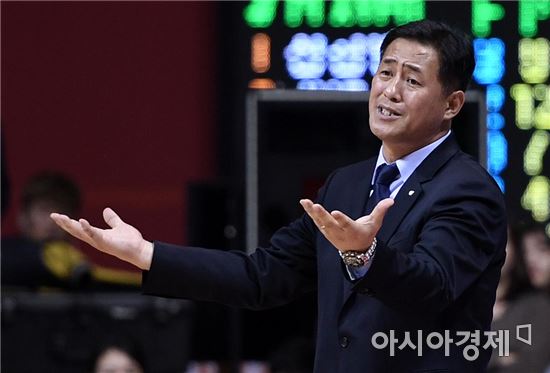 [포토]추일승 감독, '파울 좀 불어줘'