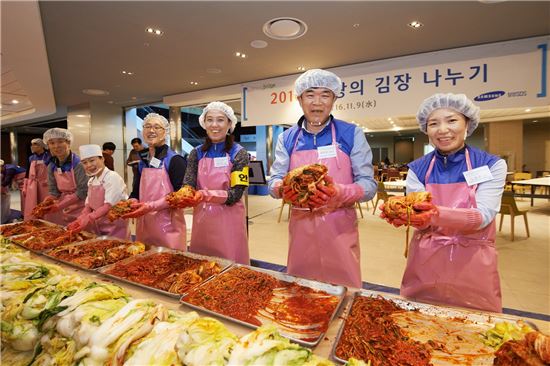 지난 9일 정유정 삼성SDS 대표이사(오른쪽에서 두 번째)가 임직원들과 사랑의 김장 나누기 봉사활동을 하고 있다.