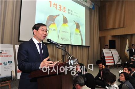 박원순 서울시장이 지난해 4월 역세권 2030청년주택 사업설명회에서 정책에 대해 설명하고 있다.