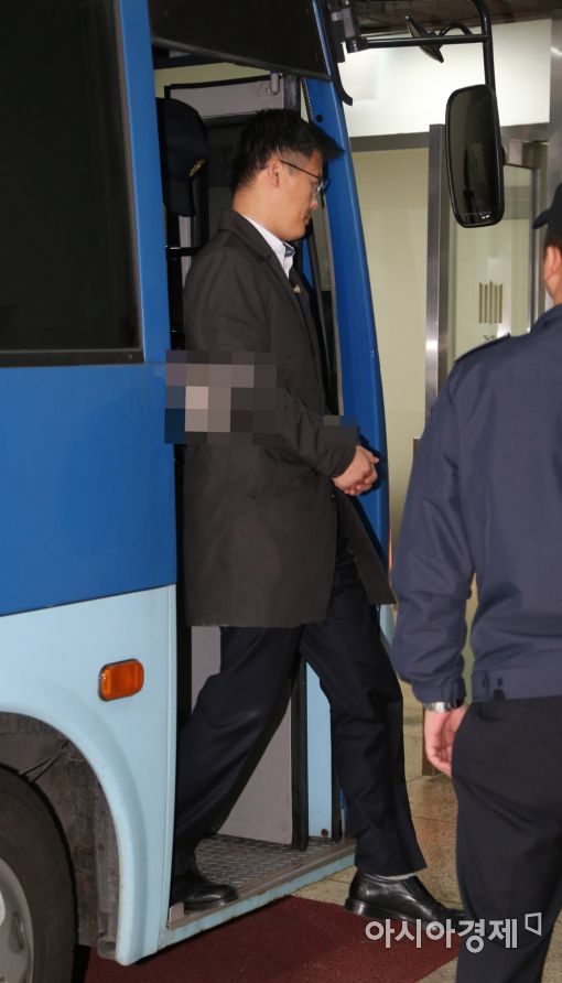 [포토]호송차에서 내리는 정호성 전 비서관