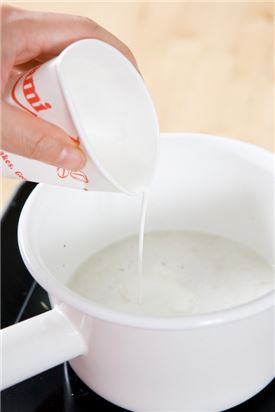 4. 물 2컵을 부어 끓인 후 믹서에 넣어 곱게 갈아 다시 냄비에 담아 우유를 부어 끓인다. 생크림을 넣어 농도와 맛을 조절한 후 소금, 후춧가루로 간한다.