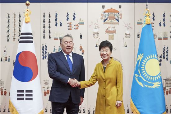 박근혜 대통령이 10일 청와대에서 우리나라를 국빈방문한 나자르바예프 카자흐스탄 대통령과 기념촬영을 하고 있다.