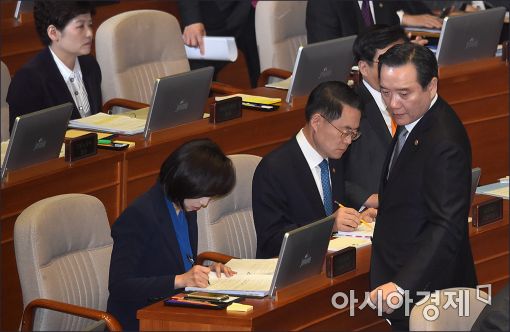 [포토]단상으로 나가는 김현웅 법무부 장관