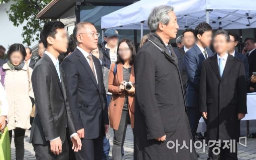 [포토]나란히 결혼식 참석하는 정의선-정몽준 