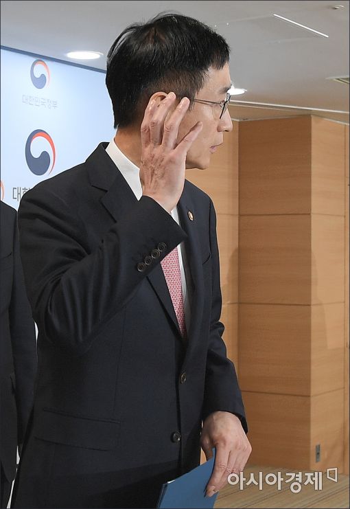 [포토]이준식 부총리, '질문은 안들려'