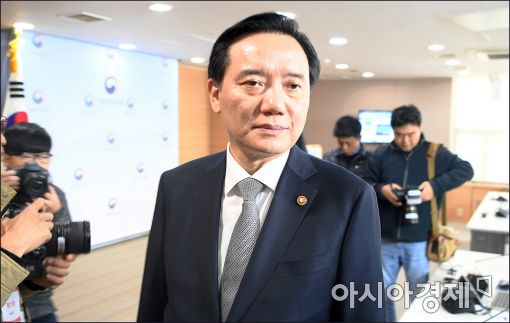 김현웅 법무 사의 표명…김수남 검찰총장과의 갈등 때문?