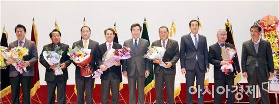 [포토]농업인대상 시상하는 이낙연 전남지사