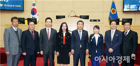 전남도의회 임명규 의장은 11일 오후 3시 주한국 타이페이 대표부 오상연 총영사 일행을 접견하고 상호간 우호협력에 대해 환담을 나누고 기념촬영을 하고있다. 사진제공=전남도의회
