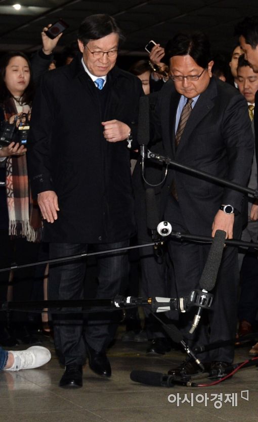 [포토]검찰 출석하는 권오준 포스코 회장