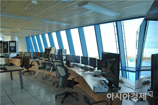 ▲장보고 과학기지 4층에는 360도 전망을 볼 수 있는 통제관제실이 있다.