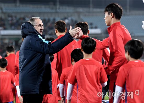 [포토]이정협과 하이파이브하는 슈틸리케 감독