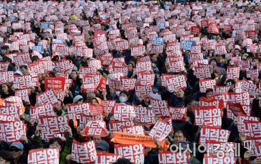 [11·12 촛불집회]서울광장 15만 노동자 "모든 거짓·위선과의 투쟁"