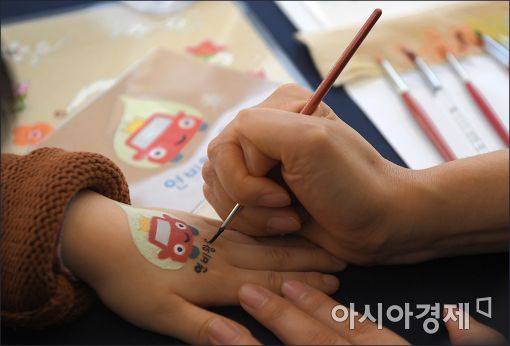 [포토]"연비왕 페이스페인팅 해요"