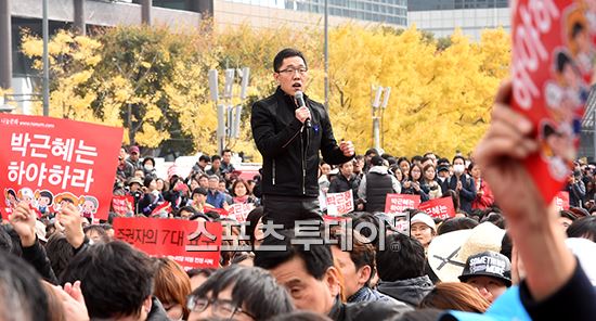 '광화문 집회' 선 김제동, 시민들과 헌법 제1조 외치다