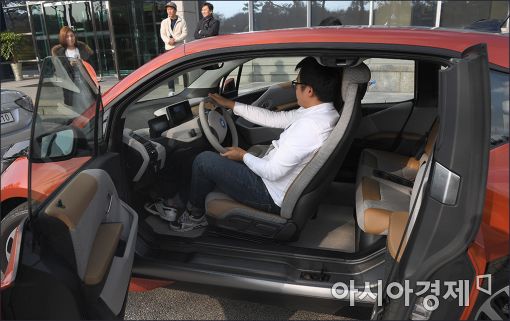  아시아경제 주최로 12일 경기도 한국도로공사 수도권지역본부에서 열린 '연비왕대회'에 참가한 참가자가 BMW의 전기차 i3를 시승 하고 있다.
