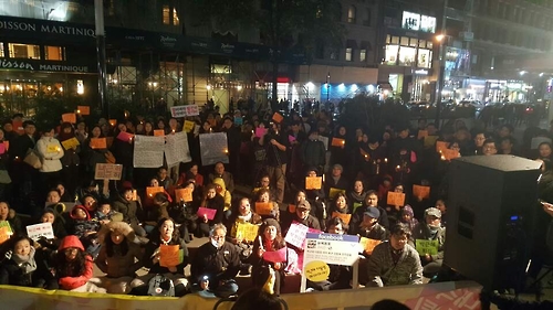 뉴욕 맨해튼 코리아타운 입구에서 교민과 유학생 등 200여 명이 11일(현지시간) 박 대통령 퇴진 촛불집회를 열었다. 사진=뉴욕·연합뉴스