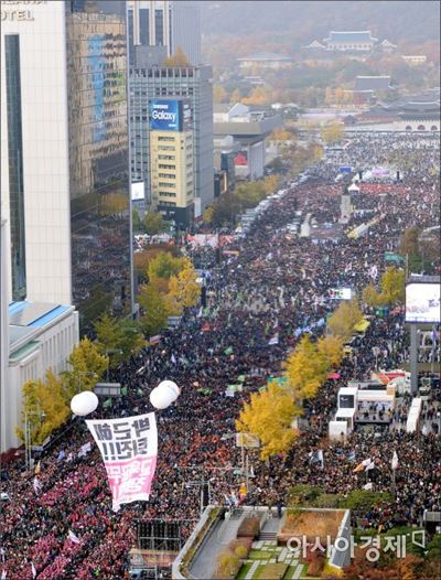 [11·12 촛불집회] 55만명 '분노의 행진' 시작…율곡로 앞서 청와대 포위