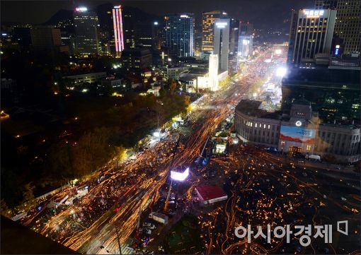 [11·12 촛불집회]사상 최대 100만 촛불…분노 행진은 평화로웠다(상보)