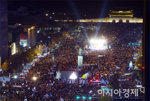 [11·12 촛불집회]사상 최대 100만 촛불…분노 행진은 평화로웠다(상보)