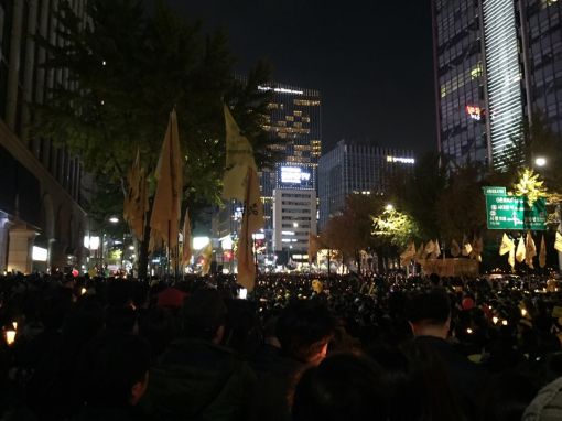 12일 오후 서울 광화문 광장 인근에서 밴드 크라잉 넛의 공연을 전광판을 통해 지켜보는 시민들 / 사진=오상도 기자