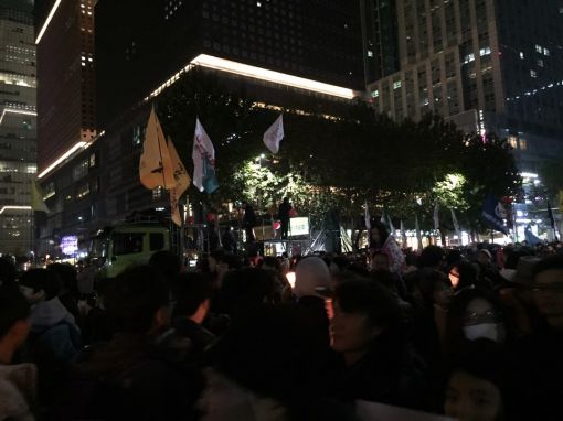 12일 오후 서울 광화문 광장 인근에서 밴드 크라잉 넛의 공연을 전광판을 통해 지켜보는 시민들 / 사진=오상도 기자