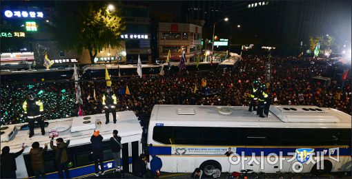 [포토]경찰버스에 막힌 촛불행진