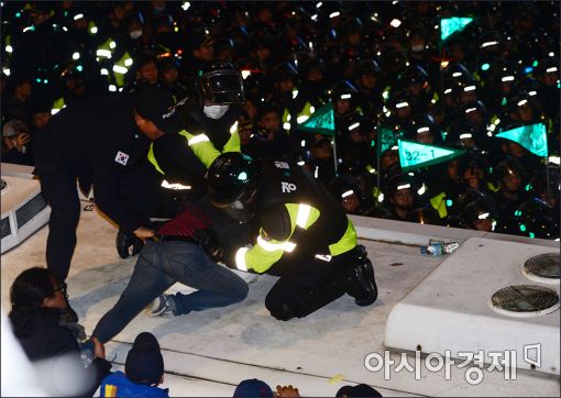 [포토]경찰버스에 올라선 시민