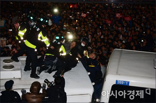 [포토]경찰과 대치