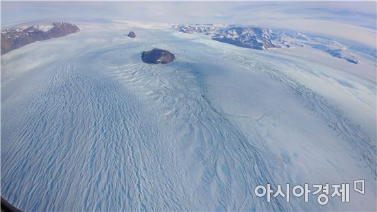 ▲12일 헬기를 타고 운석 지역으로 이동 중 남극의 하얀 세상이 눈에 들어왔다. 