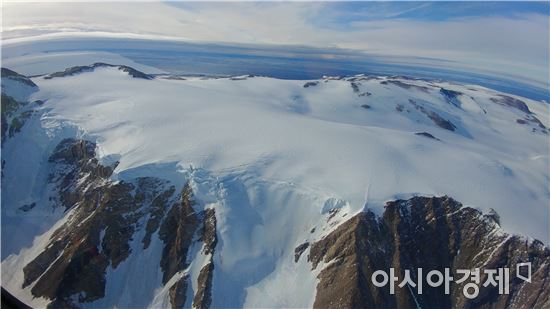 [남극을 읽다]남극의 보물…"운석 찾아 오백리…"