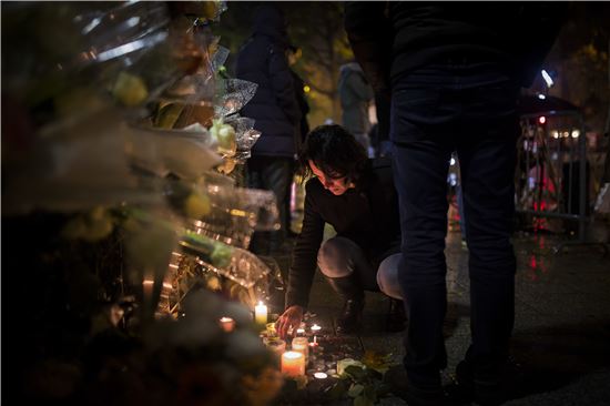 [포토]파리 테러 1주년…촛불 켜는 여성