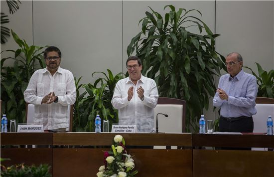 [포토]콜롬비아 정부-반군 "새로운 평화협정 환영"