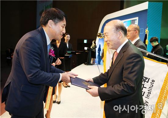 전라남도 출연기관인 녹색에너지연구원(원장 김형진)이 대한민국에너지대전에서 ‘2016 신재생에너지대상’ 기술개발 분야 대통령표창(기관표창)을 수상했다.