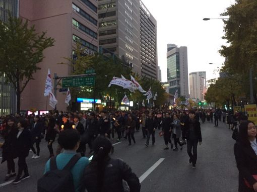 지난 12일 오후 서울 을지로 인근에서 가두행진을 벌이는 시민들 / 사진=오상도 기자