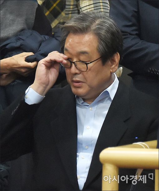 [포토]안경 고쳐쓰는 김무성 전 대표